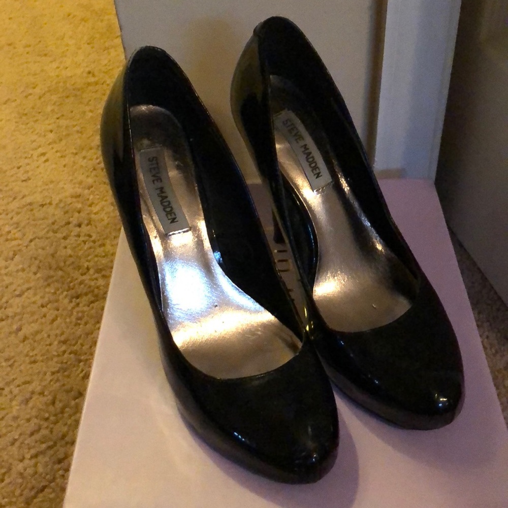 Steve Madden patent black round toe pumps / heels